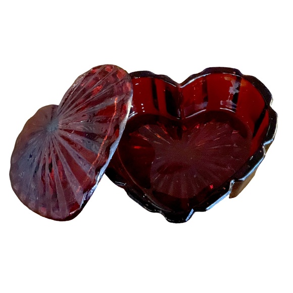 Vintage Small Red Glass Heart Trinket Box, Jewelry box - Picture 2 of 6